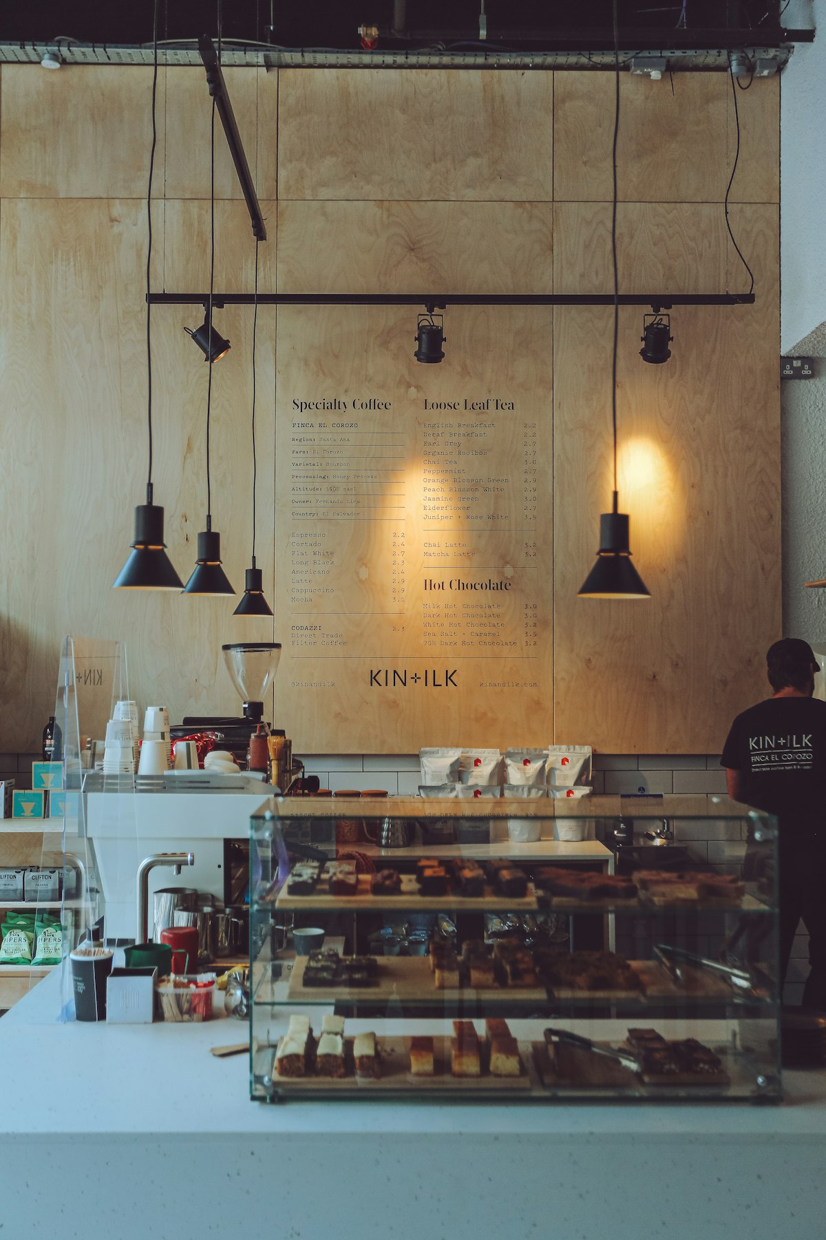 Interior kafe dengan lampu hangat