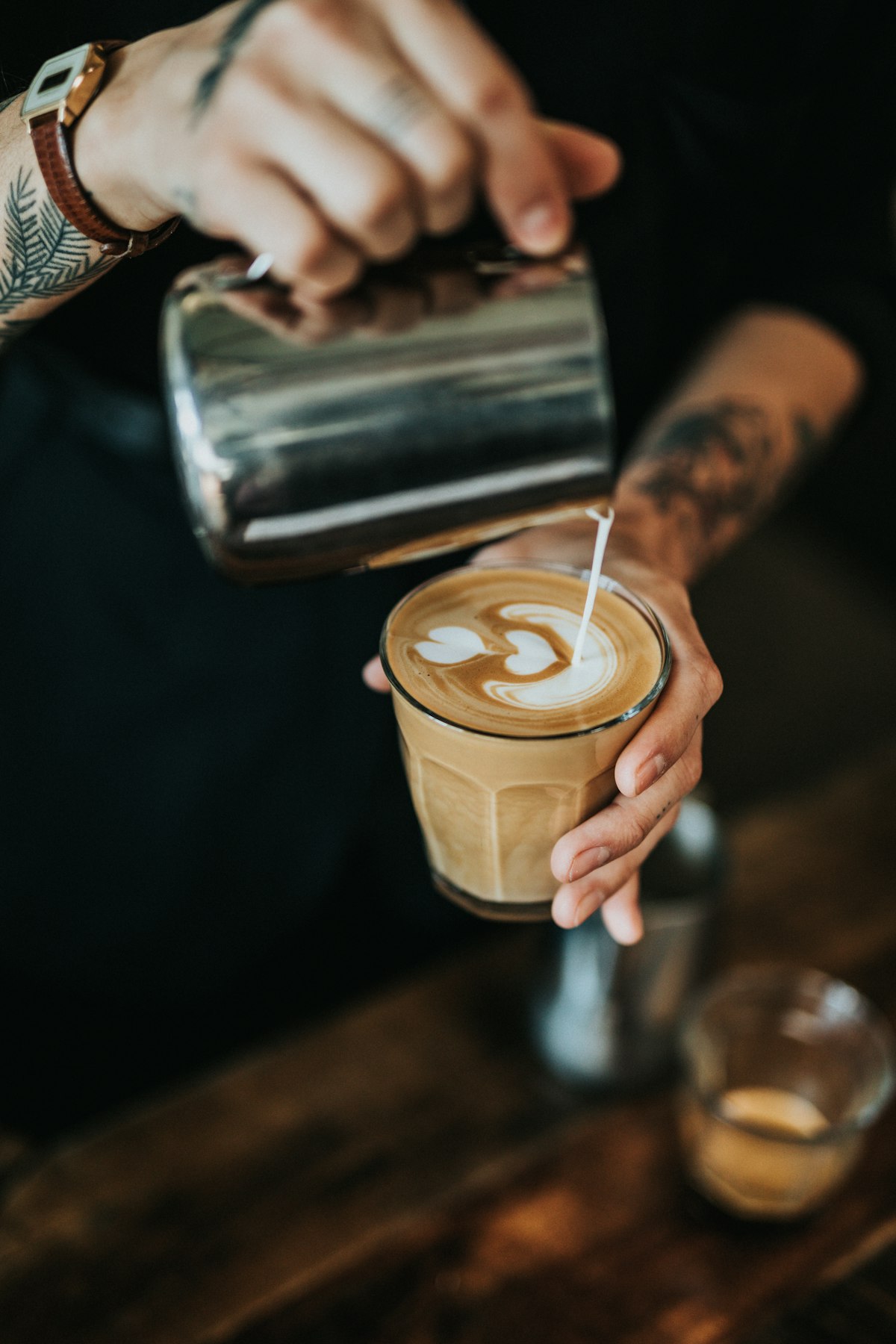Barista sedang meracik kopi